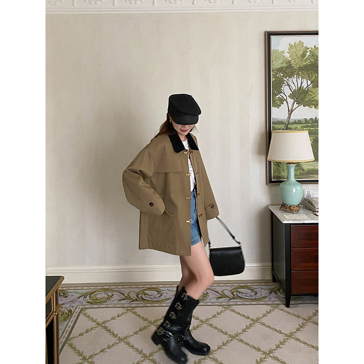Ladies fashionable transitional jacket with decorative buttons and wide cut Chic & Stil