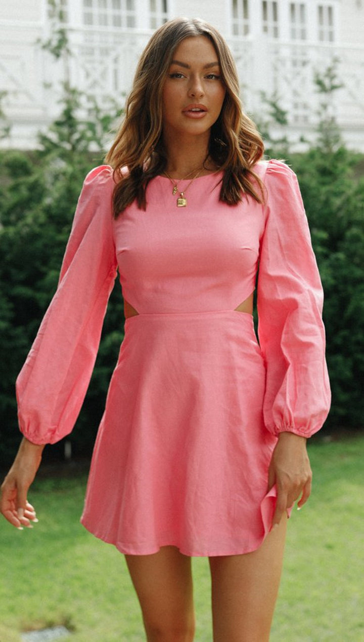 Robe minnie à pois pour femmes avec des manches volumineuses et une coupe ajustée Chic & Stil