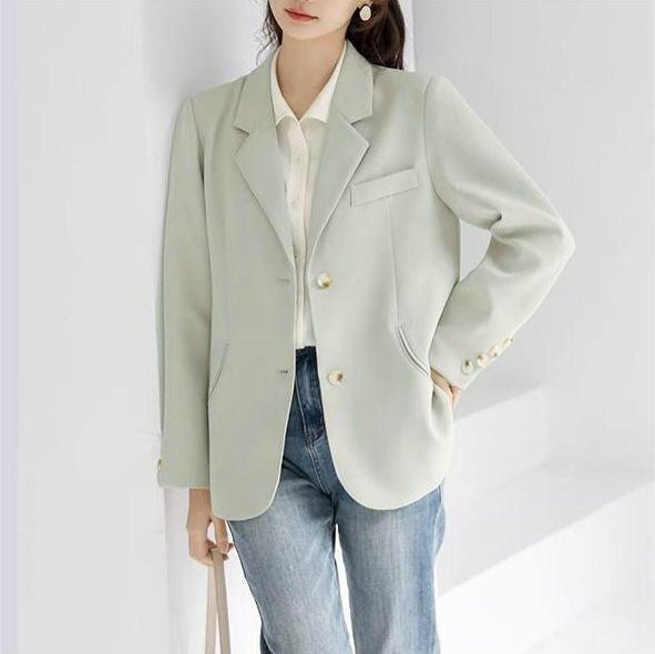 Blazer élégant pour femmes avec de fins détails de boutons et une silhouette cintrée Chic & Stil