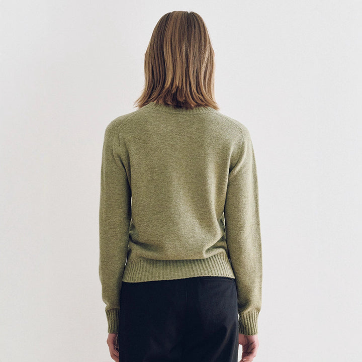 Pull fin en maille pour femmes avec col en V et large poignet Chic & Stil