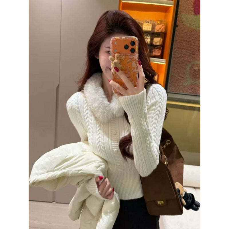 Pull en tricot pour femmes avec col en fourrure luxueux et détails de boutons élégants Chic & Stil