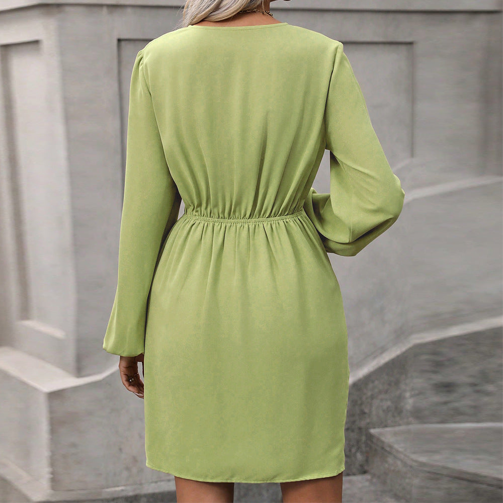 Robe portefeuille pour femmes avec décolleté en V profond et élégantes manches bouffantes Chic & Stil