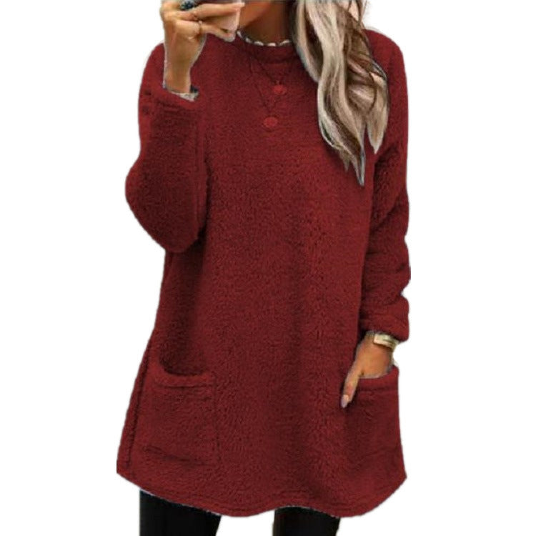 Cozy fleece sweater for women with a trendy round neckline and practical pockets Lune London