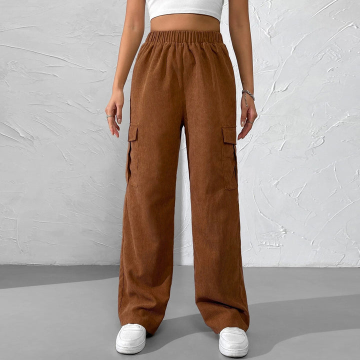 Pantalons cargo pour femmes en matériau velouté avec une taille élastique et des poches latérales pratiques Chic & Stil