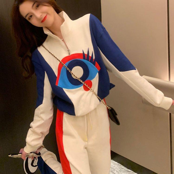 Women's sporty suit with high collar and modern graphic design Chic & Stil