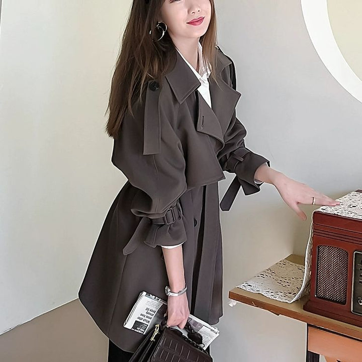 Manteau trench féminin à la mode avec design texturé Chic & Stil