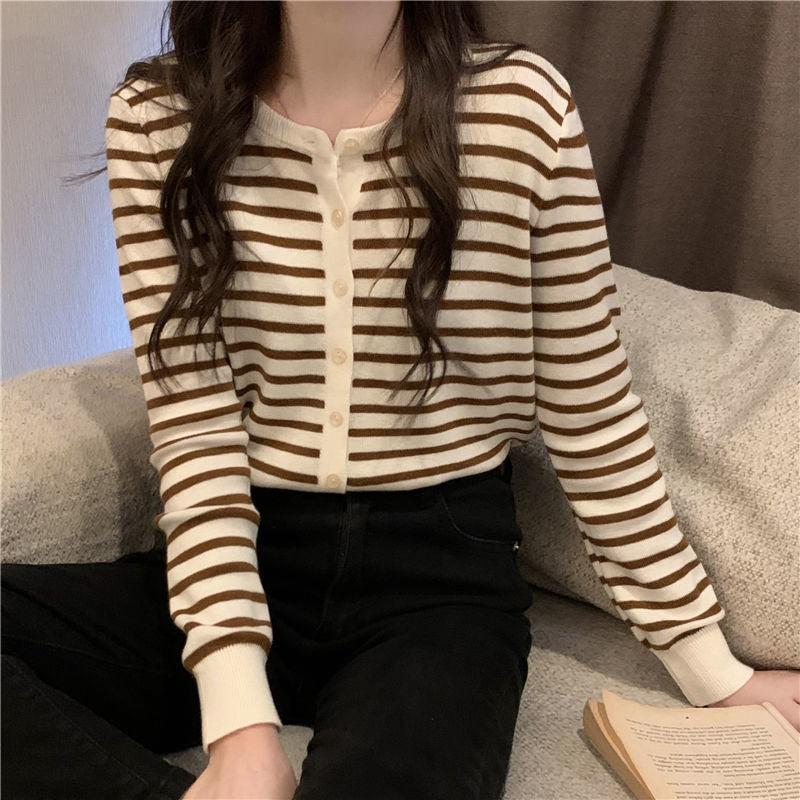 Pull en tricot à manches longues pour femmes avec fermeture à boutons Chic & Stil