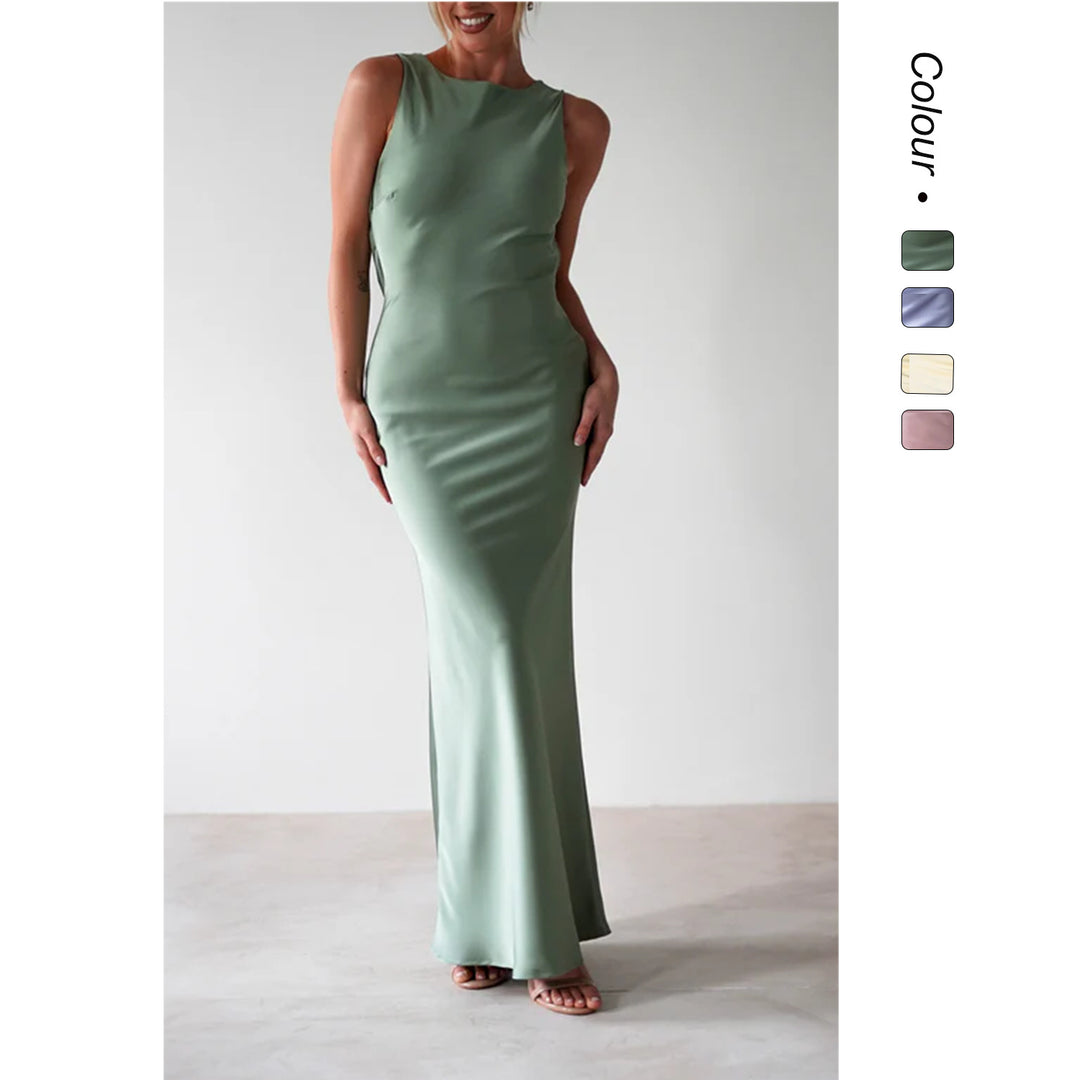 Women's maxi dress with elegant cut and flowing fabric