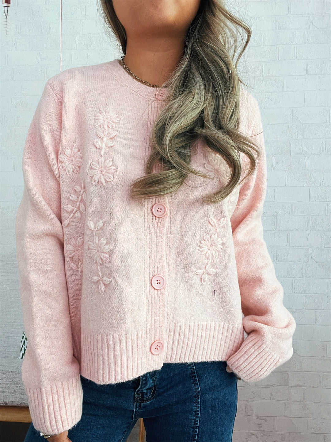Cardigan en tricot ample pour femmes avec des appliques florales et des détails de boutons Chic & Stil