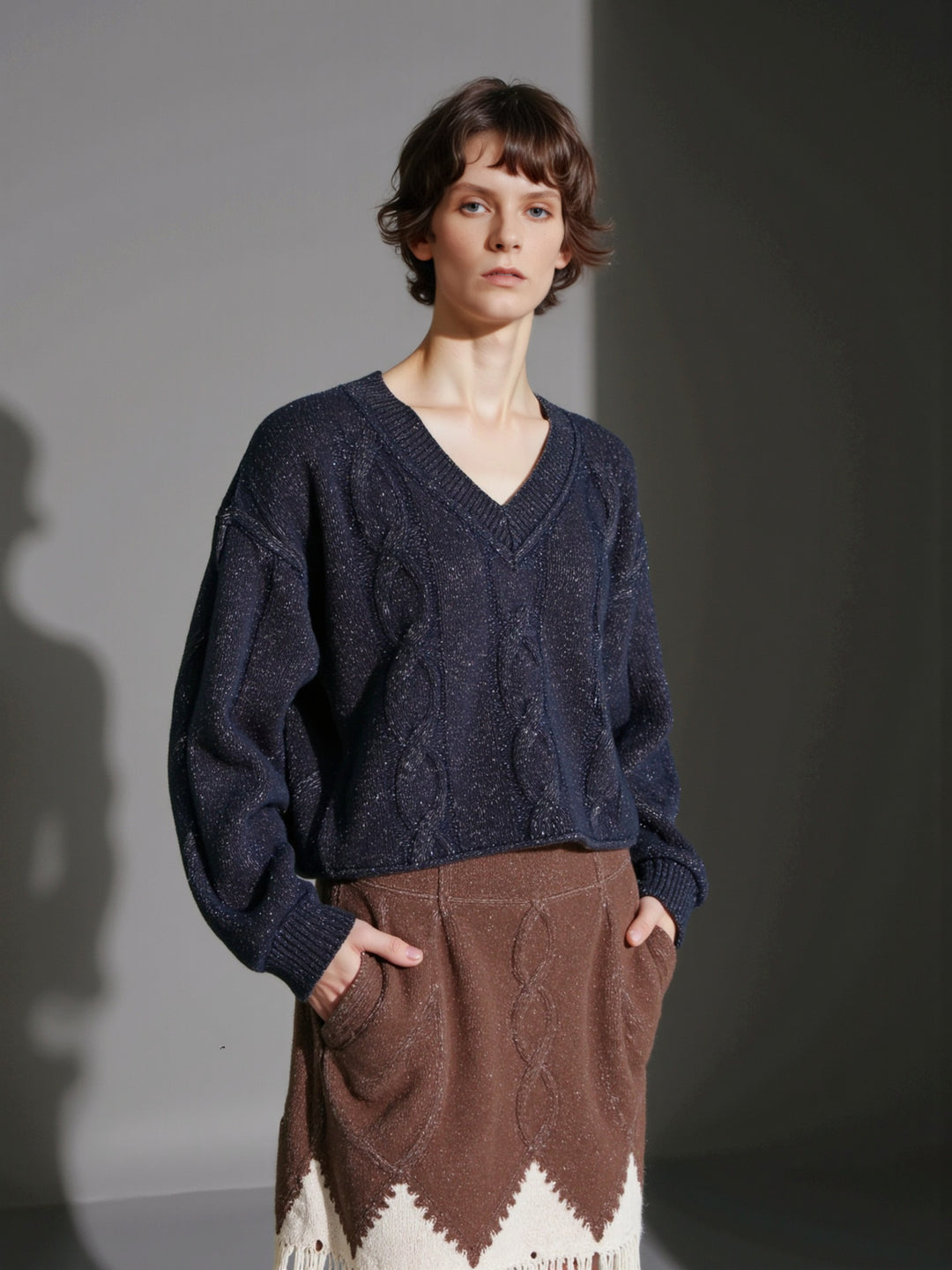 Pull en maille épaisse pour femmes avec col en V et détails modernes Chic & Stil