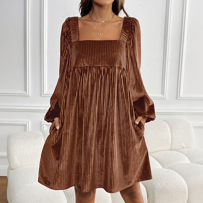 Robe oversize pour femmes avec un élégant détail de volants et en tissu cord luxueux Chic & Stil