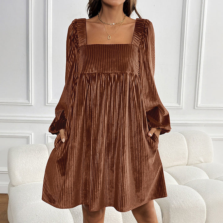 Robe oversize pour femmes avec un élégant détail de volants et en tissu cord luxueux Chic & Stil