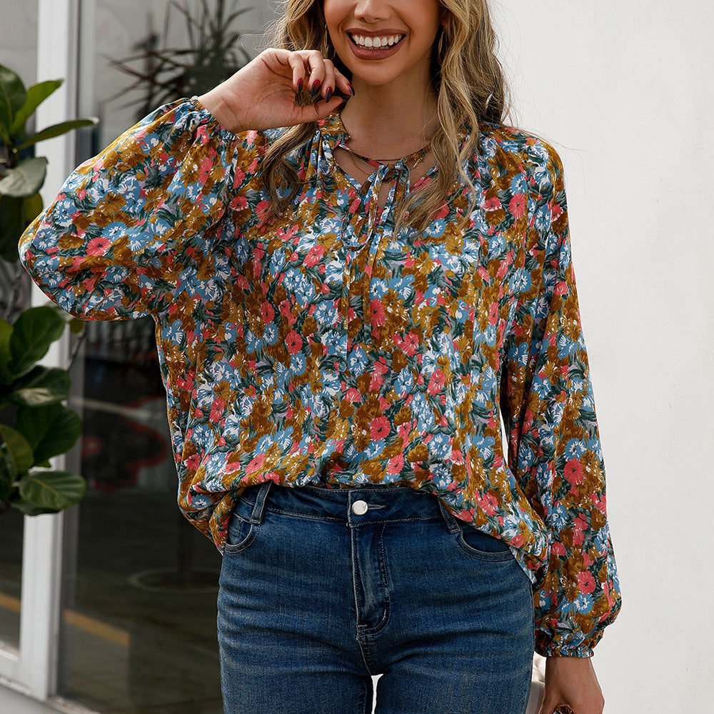 Casual blouse for women with floral patterns and elegant ruffle details Lune London