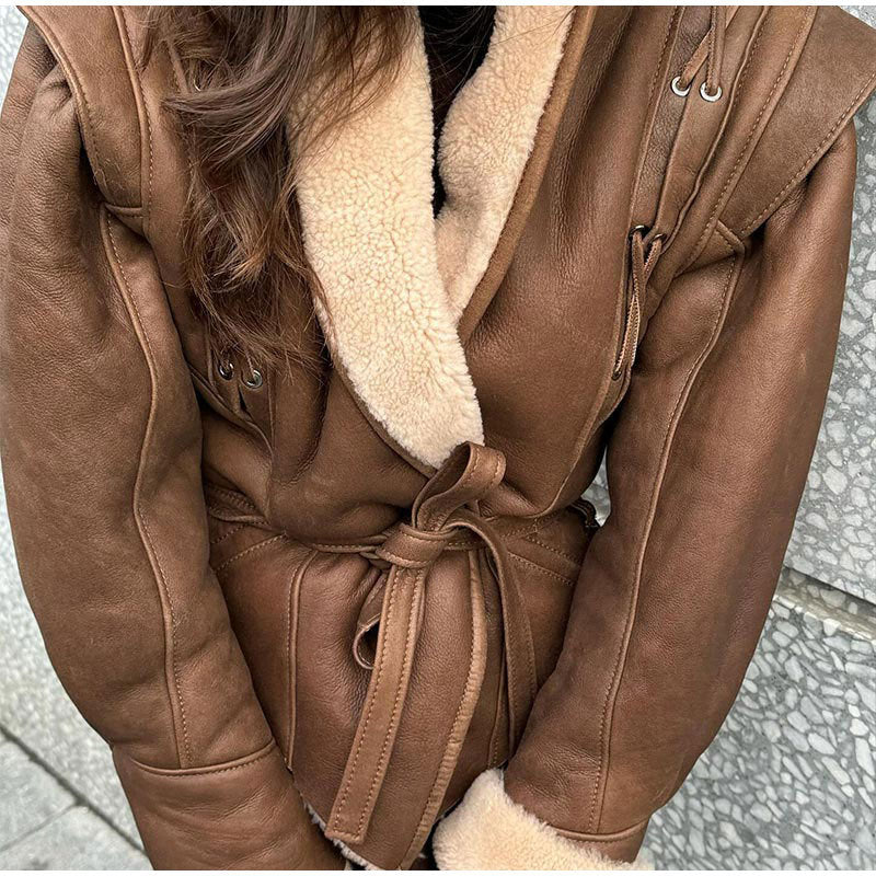 Women Elegant and stylish jacket with faux fur collar and fitted silhouette Lune London