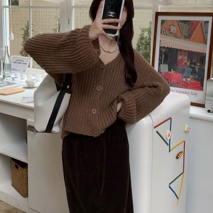 Cardigan pour femmes avec des manches surdimensionnées et détail de bouton Chic & Stil