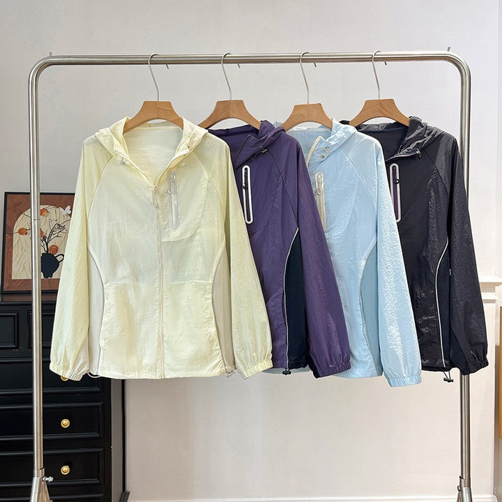 Veste de sport légère pour femmes avec capuche innovante et propriétés respirantes Chic & Stil