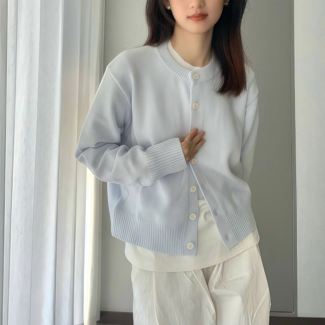 Cardigan élégant pour femmes à manches courtes avec détails en bouton et tricot fin Chic & Stil