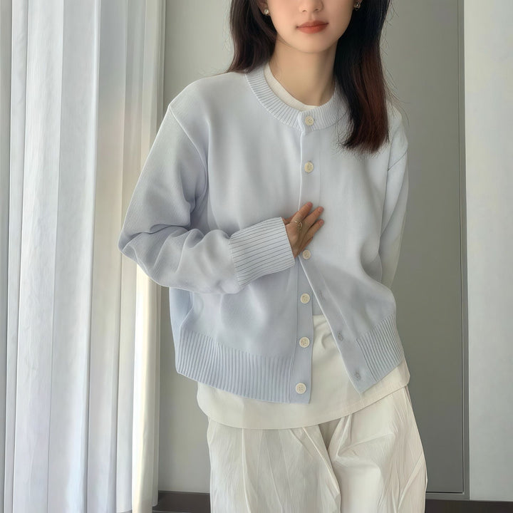 Cardigan élégant pour femmes à manches courtes avec détails en bouton et tricot fin Chic & Stil
