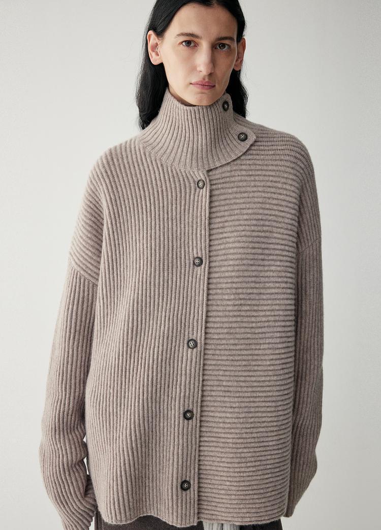 Cardigan Femme Détendu avec Col Haut et Détails Bouton Chic & Stil