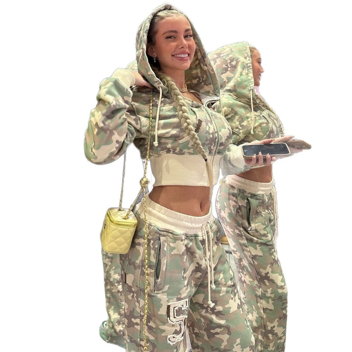 Ladies Stylish and Comfortable Tracksuit Set with Short Hoodie and Jogging Pants Chic Und Stil