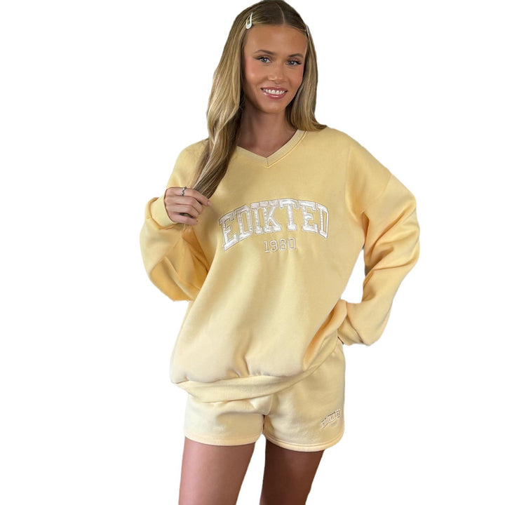 Casual women's sweatshirt with V-neck and modern inscription Lune London