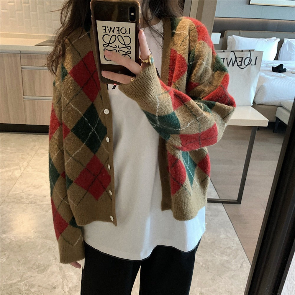 Manteau de marche féminin à la mode avec un motif en diamant élaboré et des détails de boutons Chic & Stil