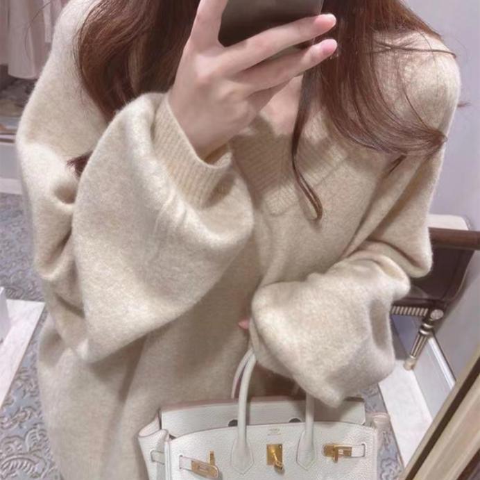 Chunky knit sweater for women with a deep V-neckline and voluminous sleeves Lune London