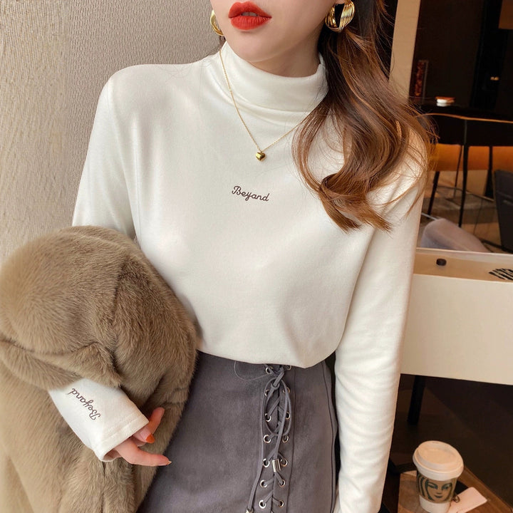 Women's turtleneck sweater with innovative lettering Chic & Stil
