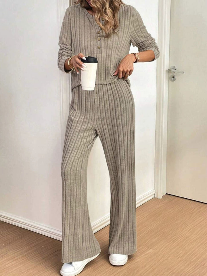Ensemble tricoté décontracté pour femmes avec un design côtelé à la mode et une patte de boutonnage Chic & Stil