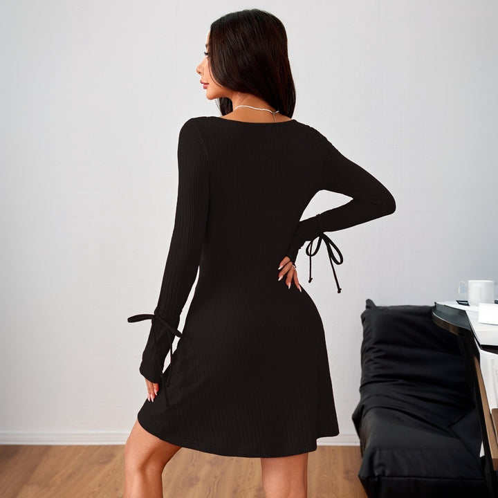 Robe mini moulante pour femme avec des manches longues et un décolleté échancré Chic & Stil