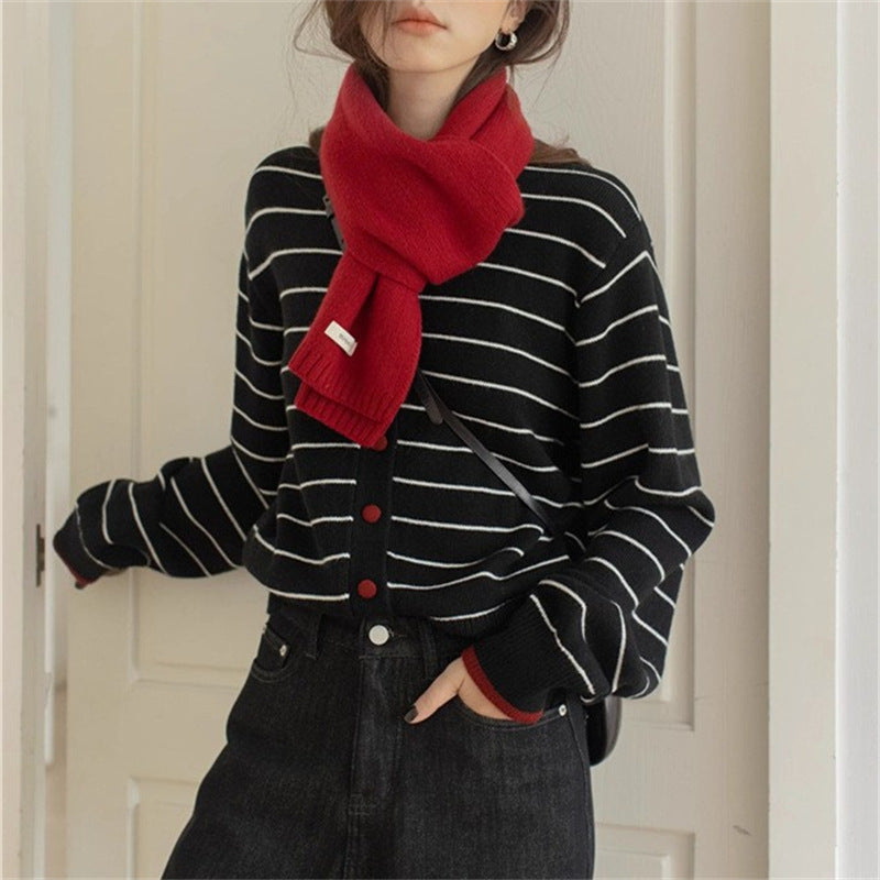Comfortable knitted cardigan for women with a youthful striped pattern and a practical button closure Lune London