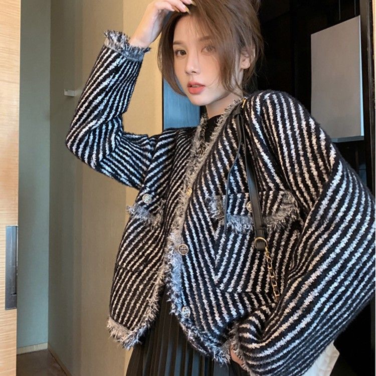 Cardigan pour femme avec un motif rayé caractéristique et des détails de boutons élégants Chic & Stil