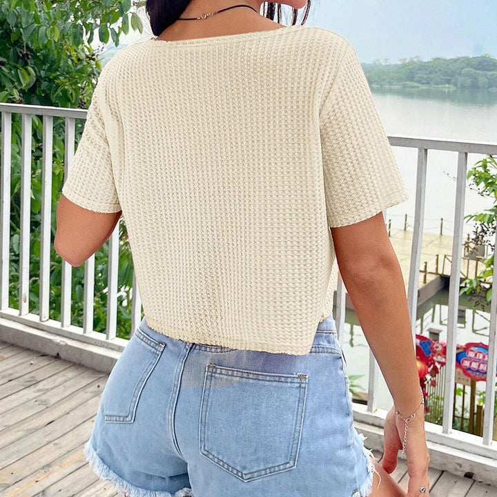 T-shirt court décontracté pour femme avec col V asymétrique et texture aérienne Chic & Stil