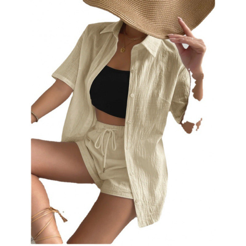 Dame Chique Loungewear-Jumpsuit made of a lightweight and breathable shirt and Lune London shorts