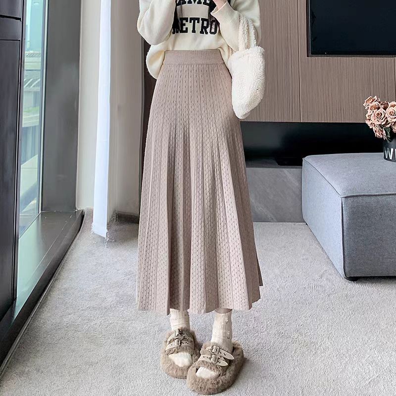 Elegant pleated maxi skirt for women with high waist and fine texture Lune London