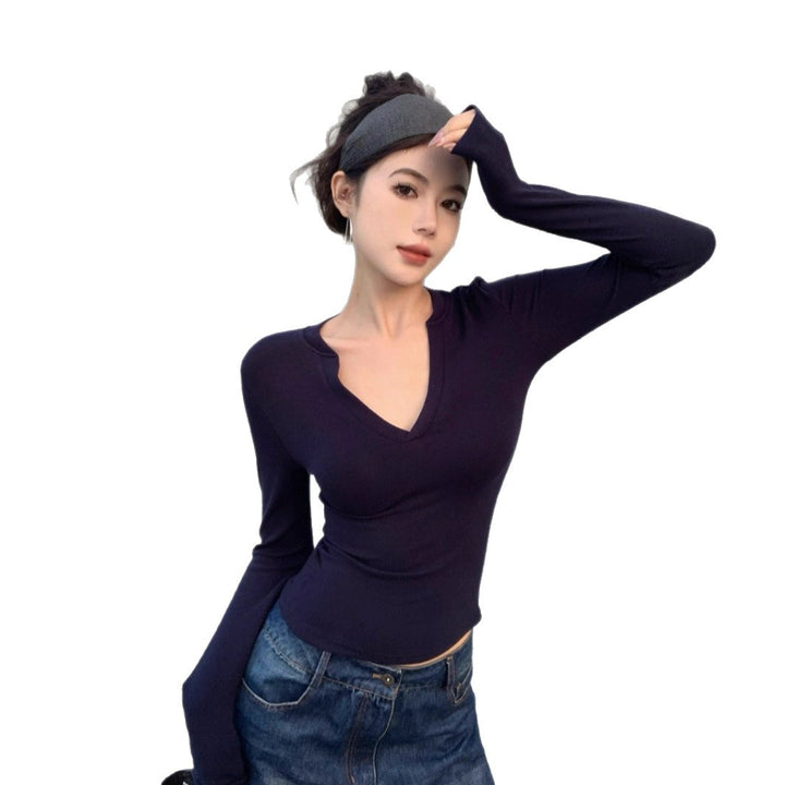 Women's long sleeve shirt with V-neckline and fitted silhouette Chic & Stil