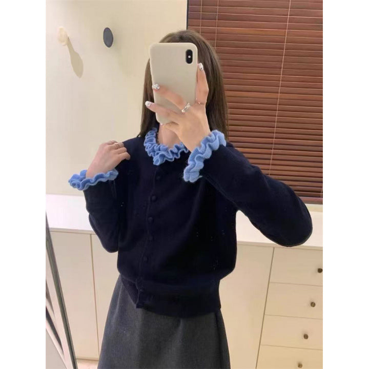 Cardigan pour femmes avec col volanté et détails de boutons Chic & Stil