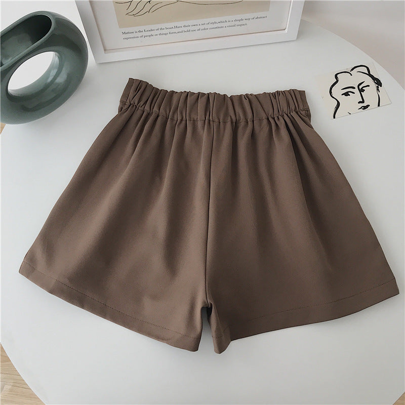 Women's elegant shorts with pleats and button detail