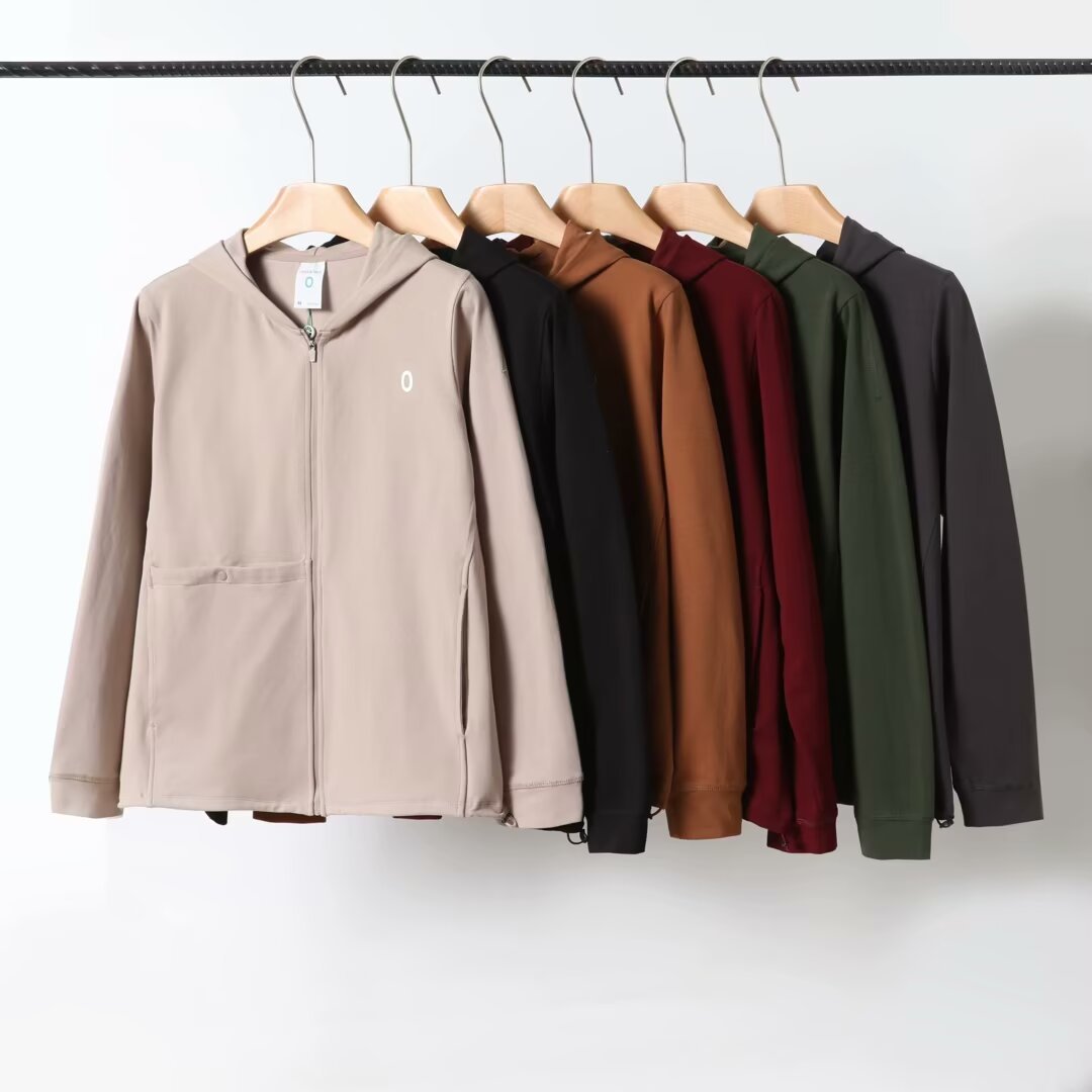 Veste à capuche respirante pour femmes avec poche zippée innovante Chic & Stil