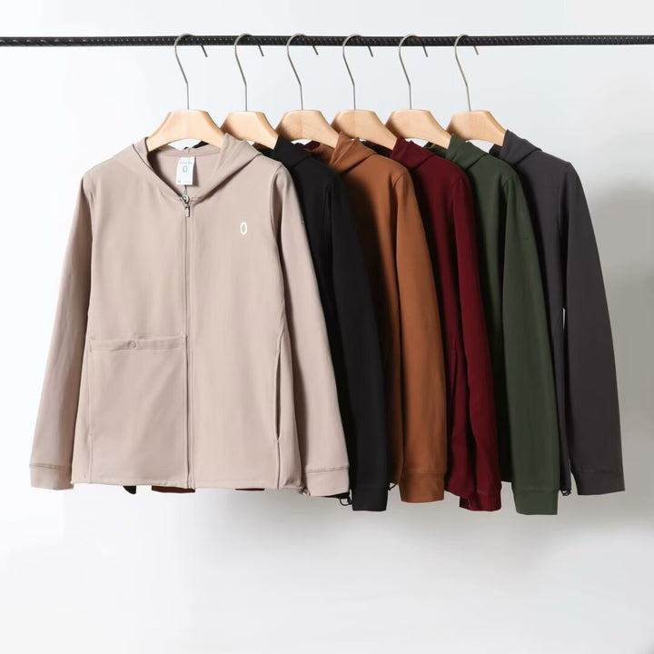 Veste à capuche respirante pour femmes avec poche zippée innovante Chic & Stil