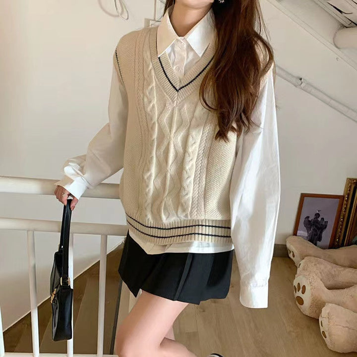 Knitted sweater for women with V-neck and geometric braid pattern Lune London