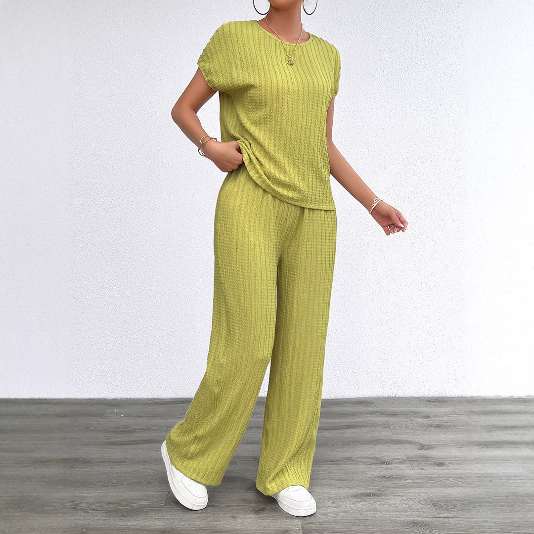 Comfortable loungewear set for women with stylish expandable details Chic & Stil