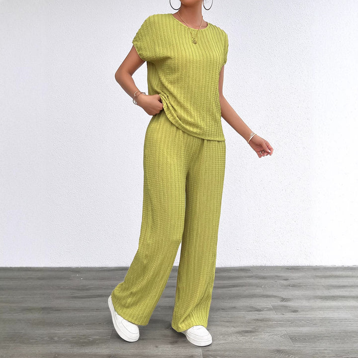 Comfortable loungewear set for women with stylish expandable details Chic & Stil