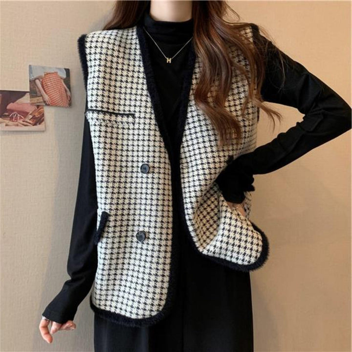 Ladies elegant knitted vest with checkered pattern Lune London