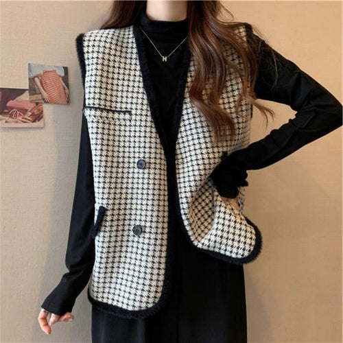 Ladies elegant knitted vest with checkered pattern Lune London