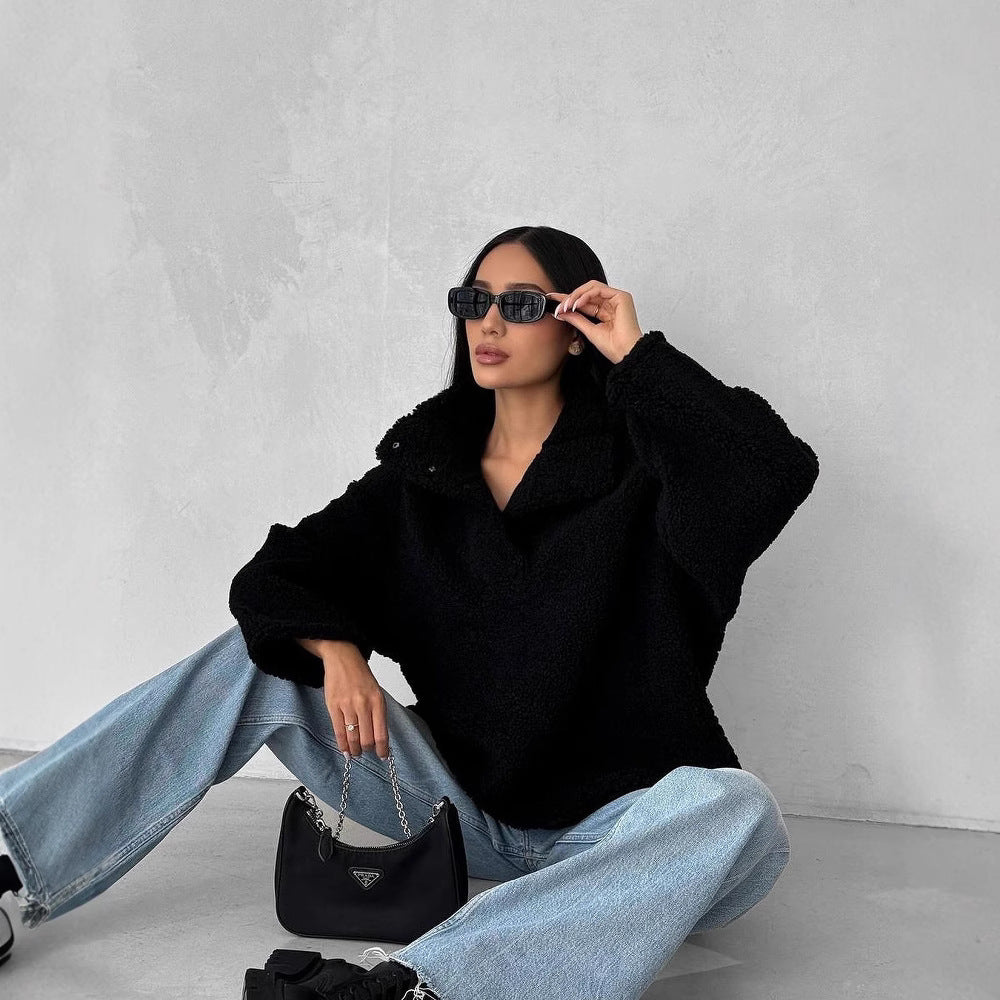 Comfortable fleece sweater for women in a chic casual style