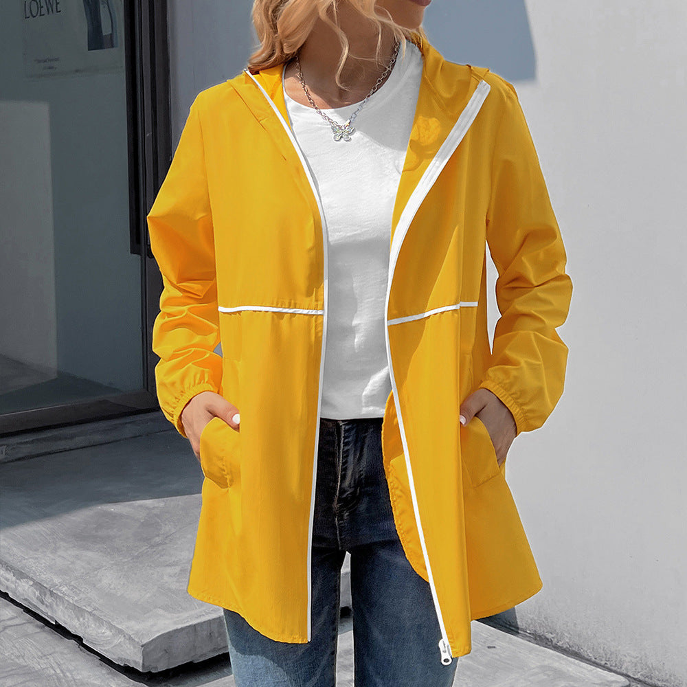 Veste de pluie légère pour femmes avec capuche pratique et poches latérales Lune London