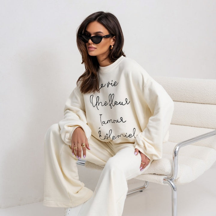 Comfortable sweatshirt for women with trendy inscription Lune London