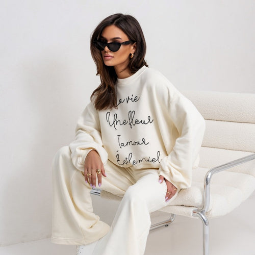 Comfortable sweatshirt for women with trendy inscription Lune London