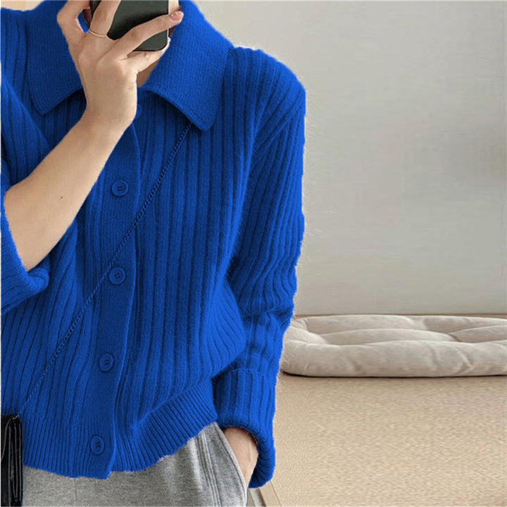Cardigan pour femmes avec un élégant plastron à boutons et un design à côtes ultra-moderne Chic & Stil